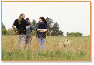 tracking instructor giving handlers feedback during dog track